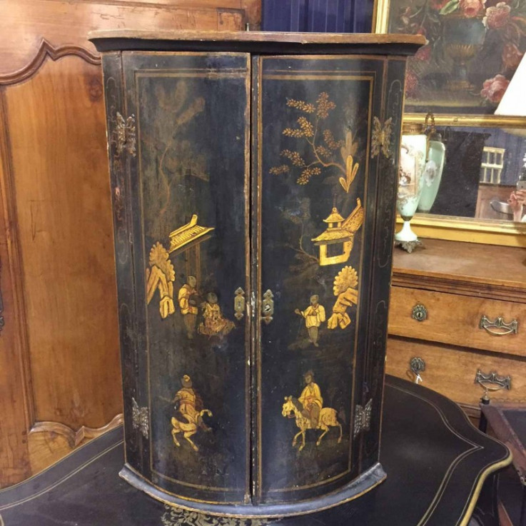 EARLY 19TH ENGLISH CORNER CABINET