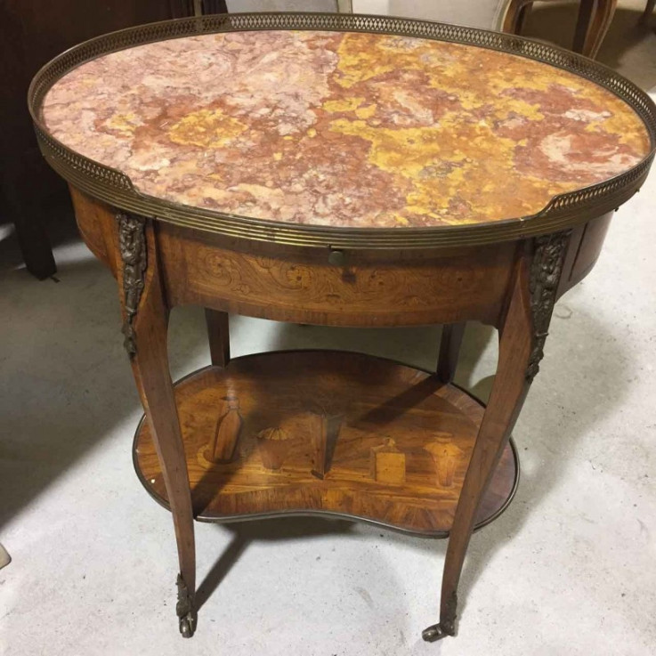 19TH CENTURY OVAL TABLE WITH CENTRE TIRE