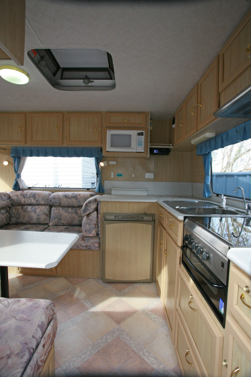 2004 Majestic Gold Tourer 18' Caravan 