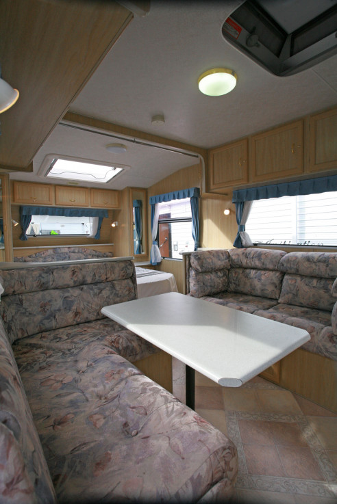 2004 Majestic Gold Tourer 18' Caravan 