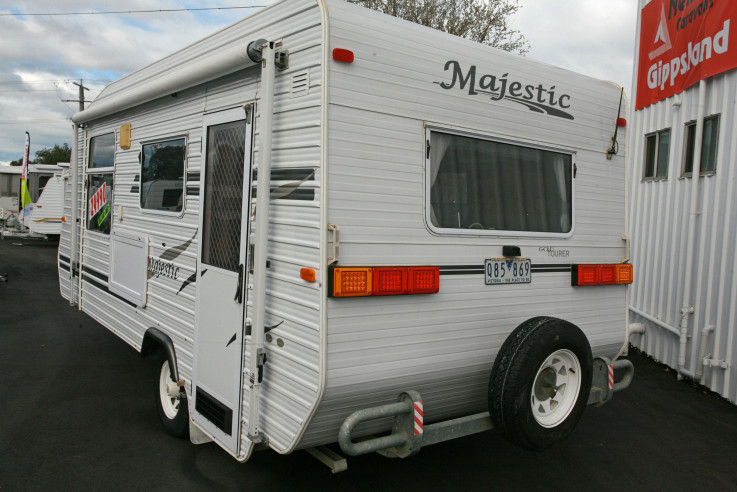 2004 Majestic Gold Tourer 18' Caravan 