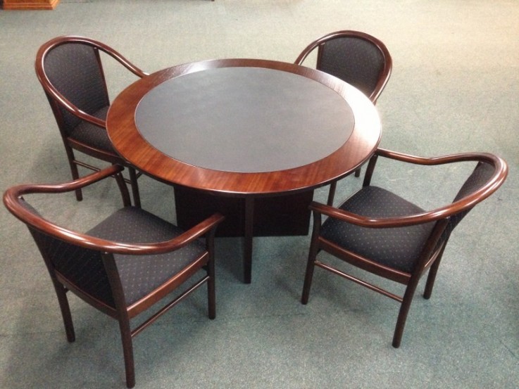 Round Meeting Table with Manuela Chairs