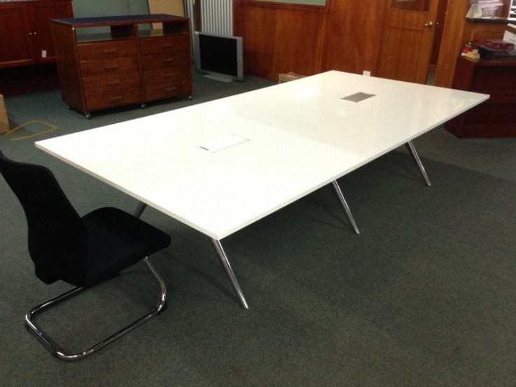 White Meeting Table with Eona Leg System