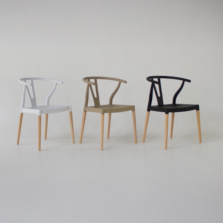 Wishbone dining chair in white plastic