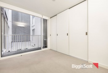 SPACIOUS 2 BEDROOM IN THE HEART OF MELB 