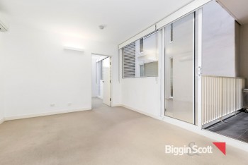 SPACIOUS 2 BEDROOM IN THE HEART OF MELB 
