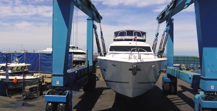 A professional boat lifting team near Fremantle perth