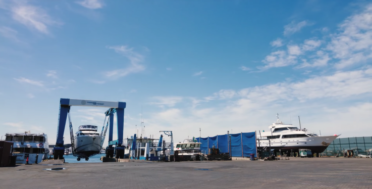 A professional boat lifting team near Fremantle perth