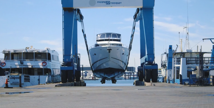 A professional boat lifting team near Fremantle perth