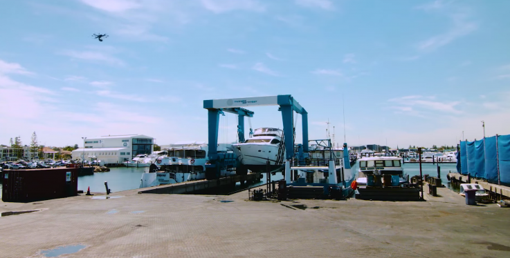 A professional boat lifting team near Fremantle perth