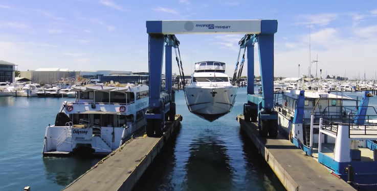 A professional boat lifting team near Fremantle perth