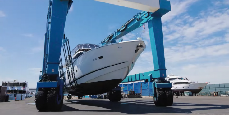 A professional boat lifting team near Fremantle perth