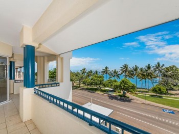 Strand Penthouse with Seaviews and Breez