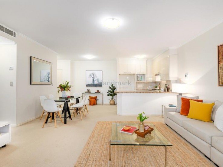 Stylishly Appointed Apartment with Leafy