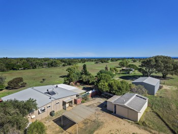 5X2 RURAL HOME IN WAGGRAKINE!