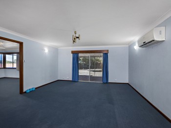 5X2 RURAL HOME IN WAGGRAKINE!