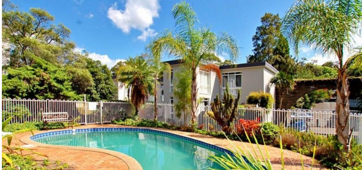 Three Bedroom Townhouse with Pool in Com