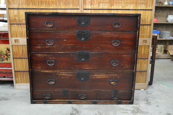 CHEST OF DRAWERS 