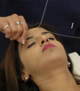 Get Eyebrow Threading Service From A Qualified Brow Artist