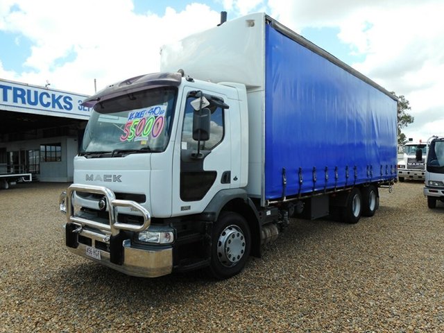 Sydney’s Best Wedding Celebrant at Your Service! Call Orna Binder