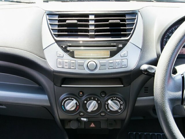 2013 Ford Fiesta WT CL White 5 S