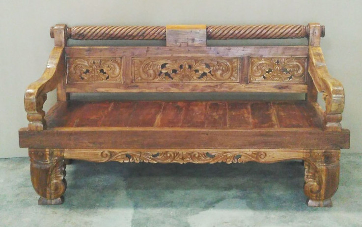 Daybed Carved with Pole Back